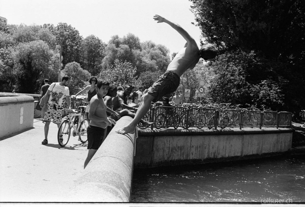 Cliff diving at the Werdinsel, Zürich