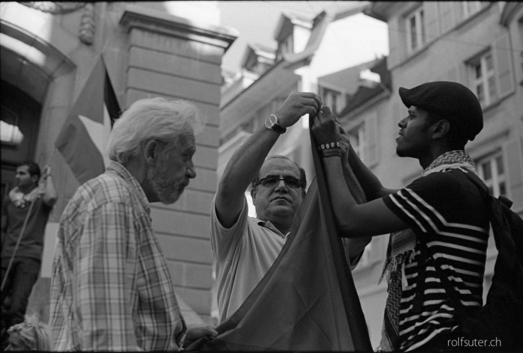 Mounting the flag for the demonstration in Lausanne