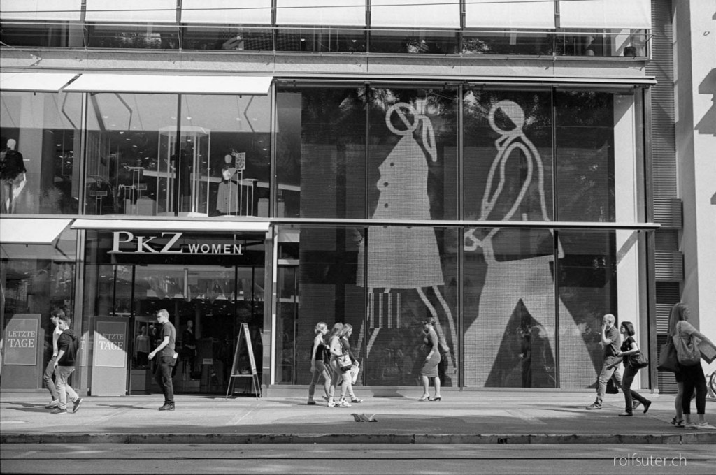 Julian Opie's big LED-screen at PKZ Women | Zürich Bahnhofstrasse