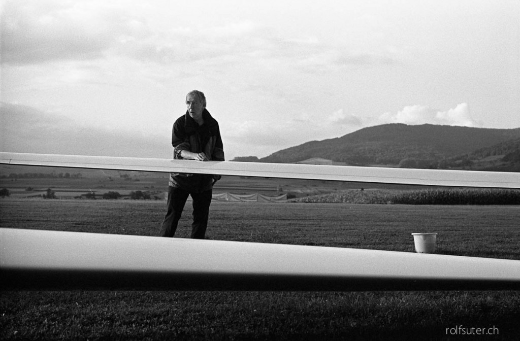 Man cleaning the sailplane | Schmerlat near Schaffhausen