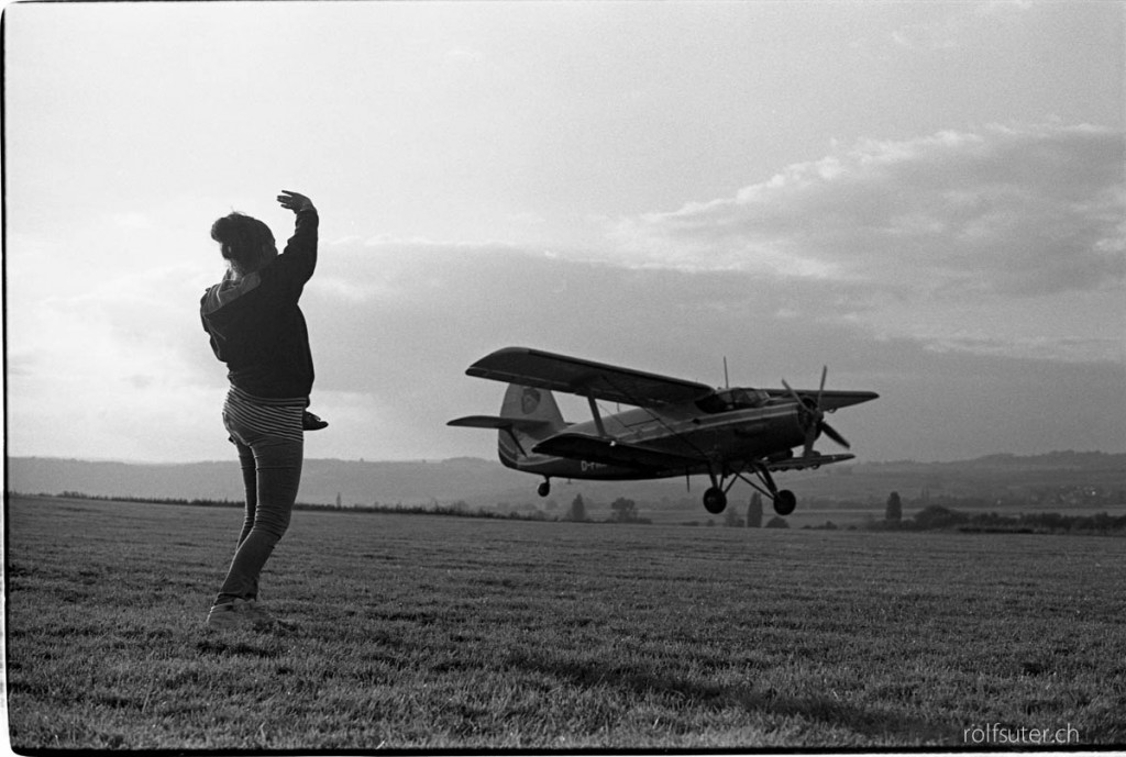 Woman waving good bye to the big Antonov biplane | Schmerlat near Schaffhausen