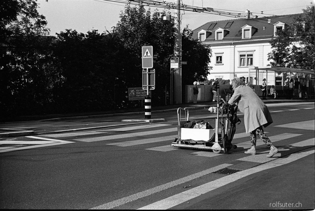 Woman with an airport trolley in Zürich Wipkingen